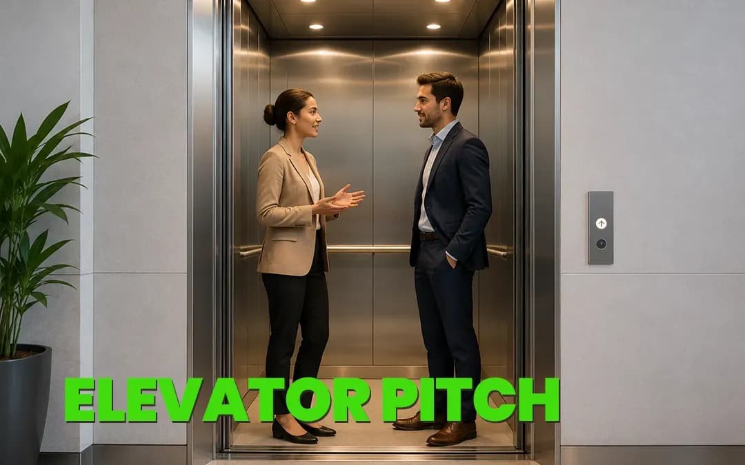 Deux professionnels discutent dans un ascenseur, illustration du concept d'elevator pitch utilisé pour présenter un projet ou un profil en quelques secondes.